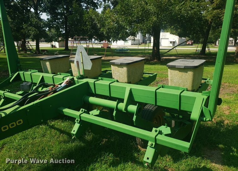 image for item DH2822 John Deere 7000 planter