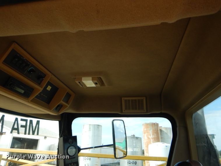 image for item DH6131 2006 Ag-Chem RoGator 874 sprayer