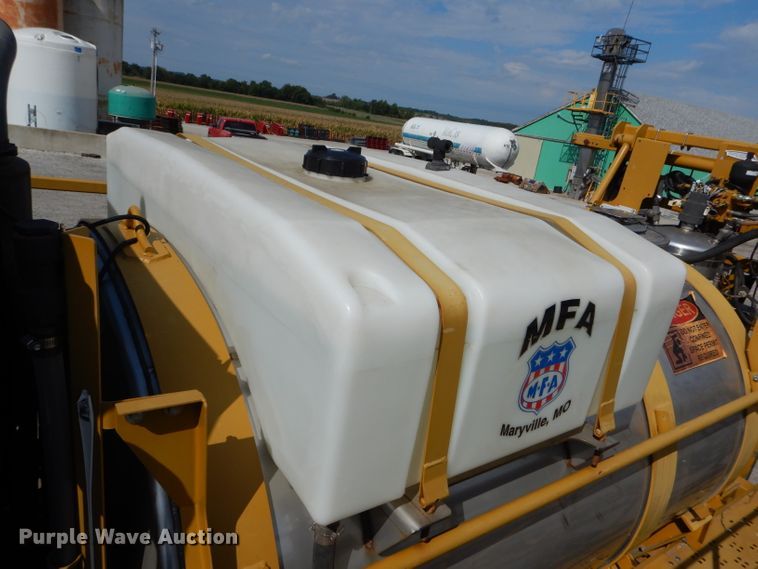 image for item DH6131 2006 Ag-Chem RoGator 874 sprayer