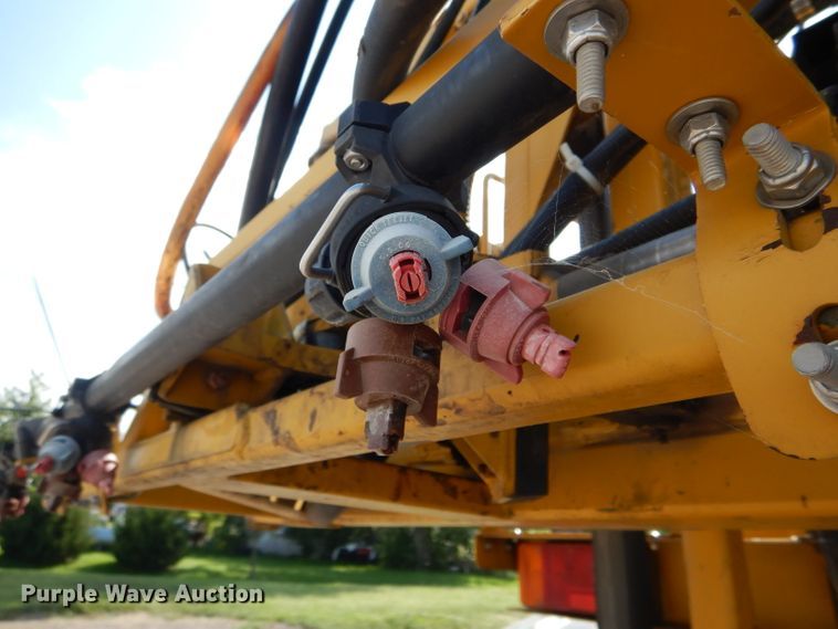 image for item DH6131 2006 Ag-Chem RoGator 874 sprayer