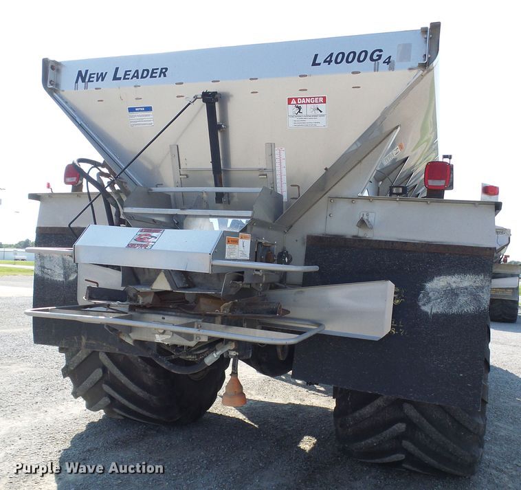 image for item DI0625 2007 Miller Atlas 3304 applicator with New Leader L3220G4 dry spreader bed