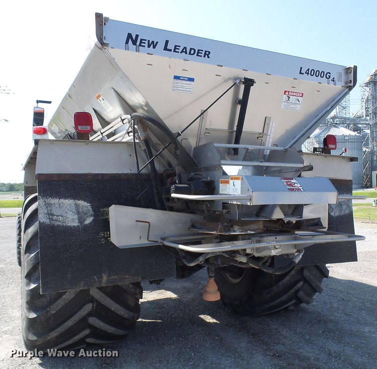 image for item DI0625 2007 Miller Atlas 3304 applicator with New Leader L3220G4 dry spreader bed