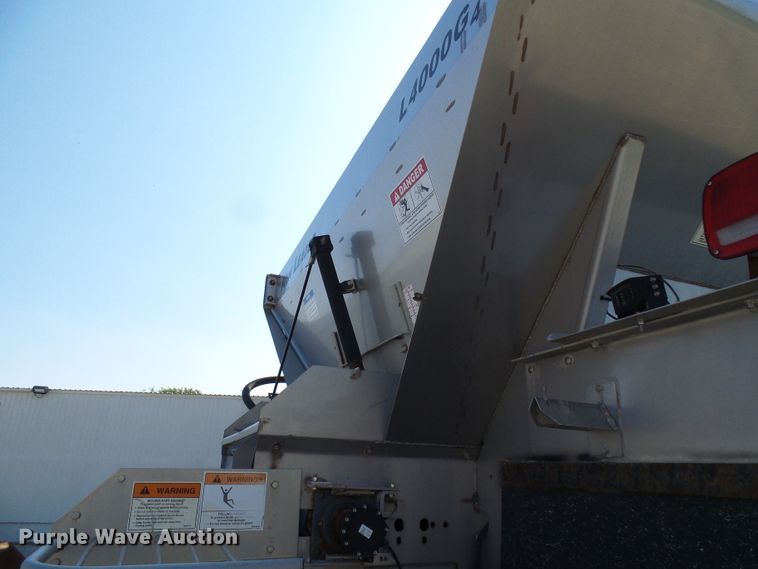 image for item DI0625 2007 Miller Atlas 3304 applicator with New Leader L3220G4 dry spreader bed