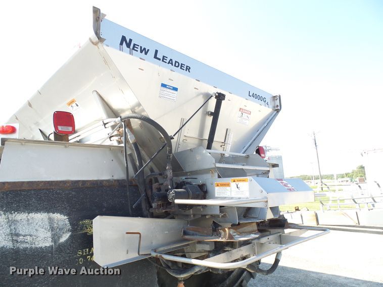 image for item DI0625 2007 Miller Atlas 3304 applicator with New Leader L3220G4 dry spreader bed