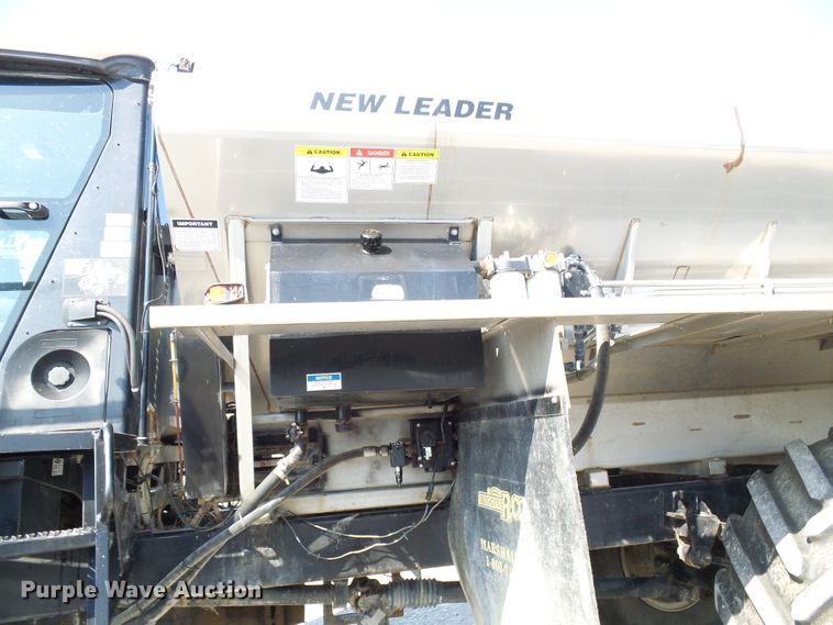 image for item DI0625 2007 Miller Atlas 3304 applicator with New Leader L3220G4 dry spreader bed