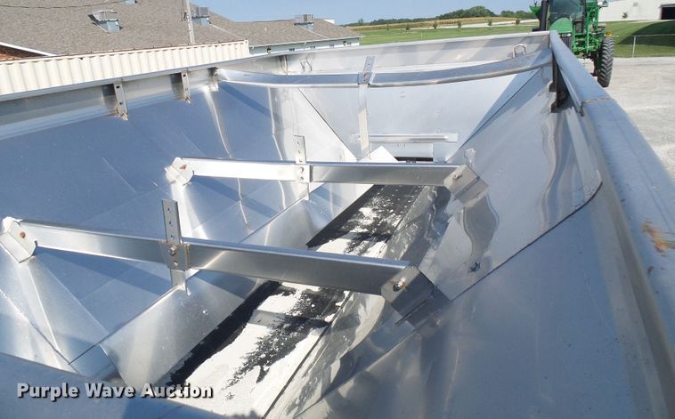 image for item DI0625 2007 Miller Atlas 3304 applicator with New Leader L3220G4 dry spreader bed