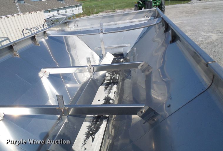 image for item DI0625 2007 Miller Atlas 3304 applicator with New Leader L3220G4 dry spreader bed