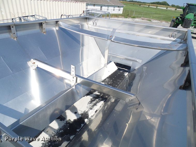 image for item DI0625 2007 Miller Atlas 3304 applicator with New Leader L3220G4 dry spreader bed