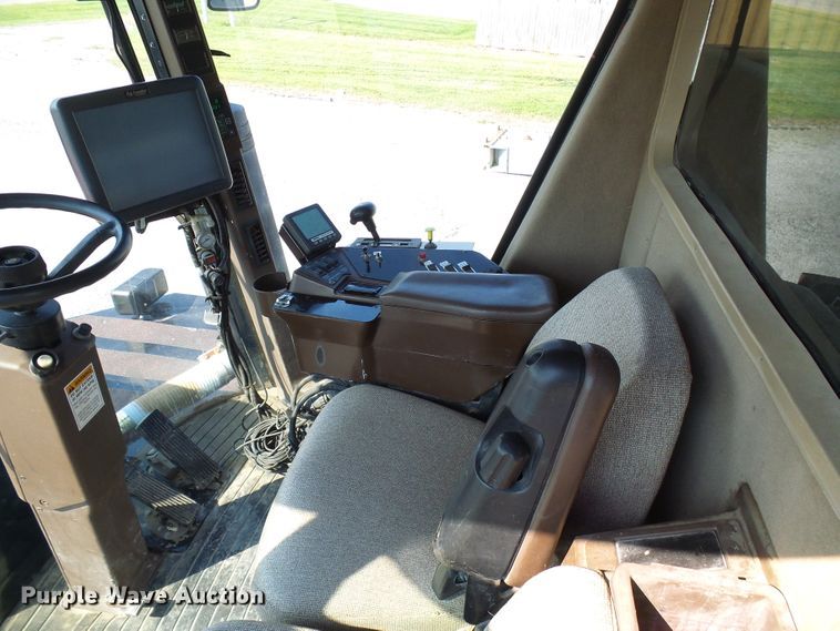 image for item DI0625 2007 Miller Atlas 3304 applicator with New Leader L3220G4 dry spreader bed