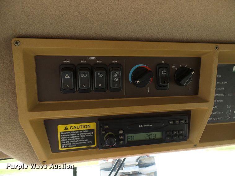 image for item DI0625 2007 Miller Atlas 3304 applicator with New Leader L3220G4 dry spreader bed