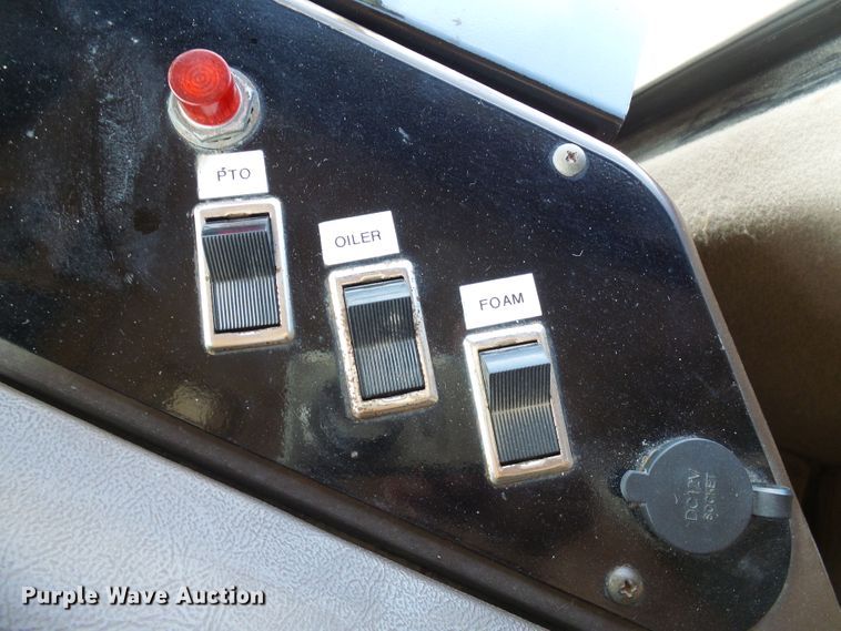 image for item DI0625 2007 Miller Atlas 3304 applicator with New Leader L3220G4 dry spreader bed