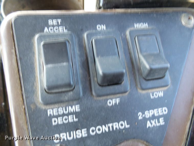 image for item DI0625 2007 Miller Atlas 3304 applicator with New Leader L3220G4 dry spreader bed