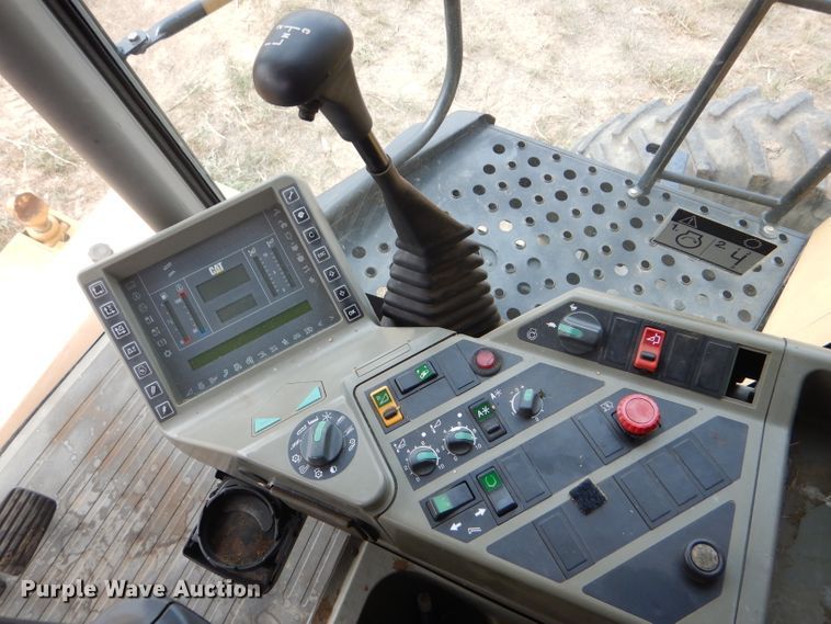 image for item FG9788 2001 Caterpillar Lexion 470 combine