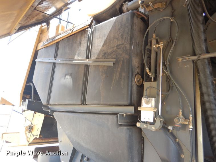 image for item FG9788 2001 Caterpillar Lexion 470 combine