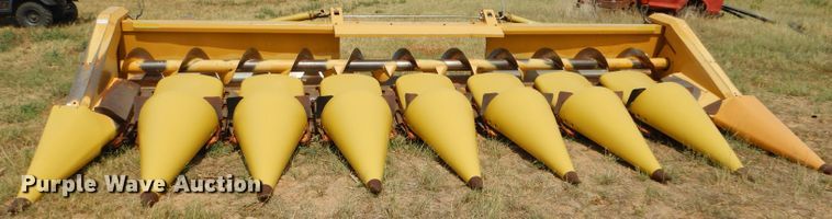 image for item FG9789 2001 Claas 830 corn head