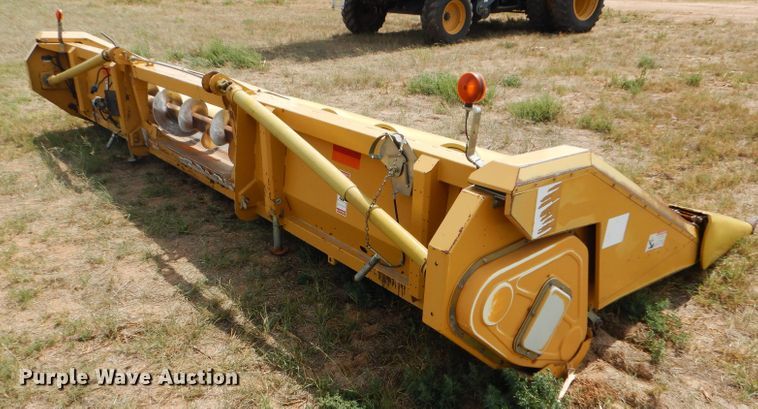 image for item FG9789 2001 Claas 830 corn head