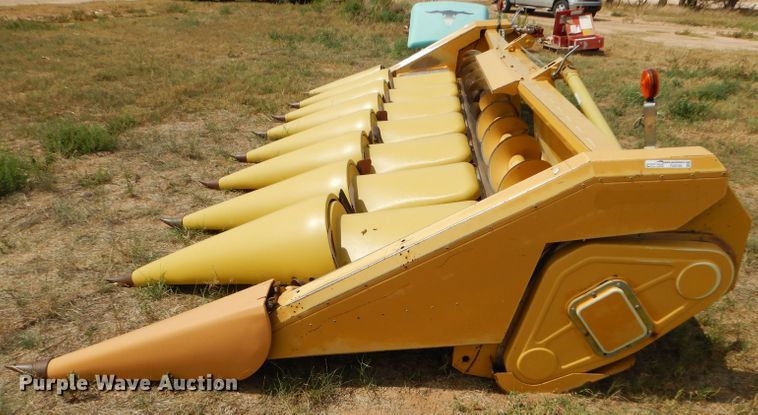 image for item FG9789 2001 Claas 830 corn head