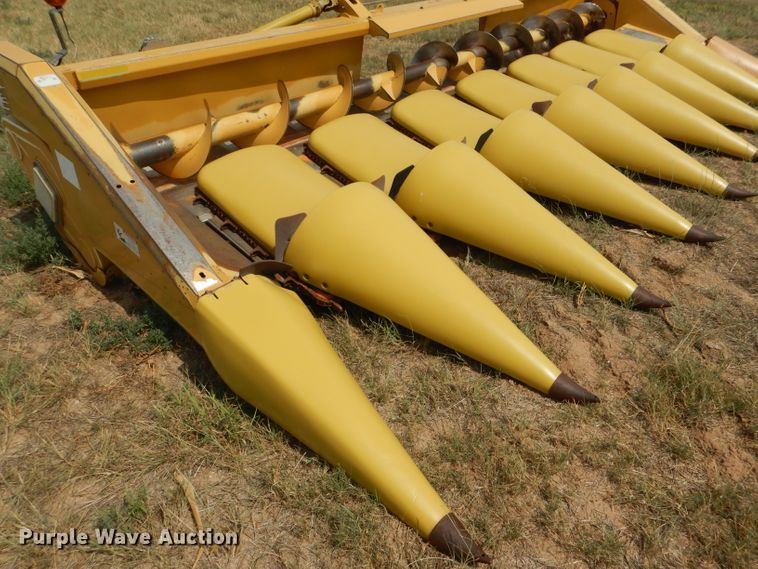 image for item FG9789 2001 Claas 830 corn head