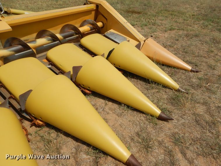 image for item FG9789 2001 Claas 830 corn head