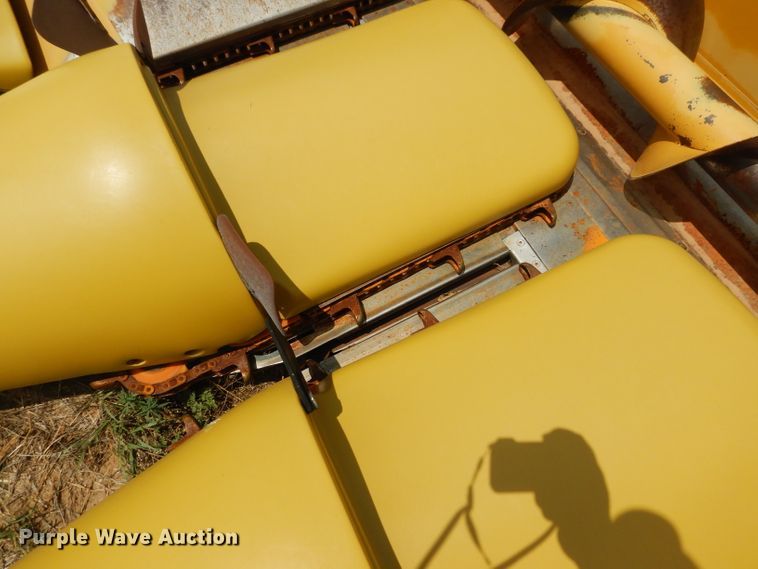 image for item FG9789 2001 Claas 830 corn head