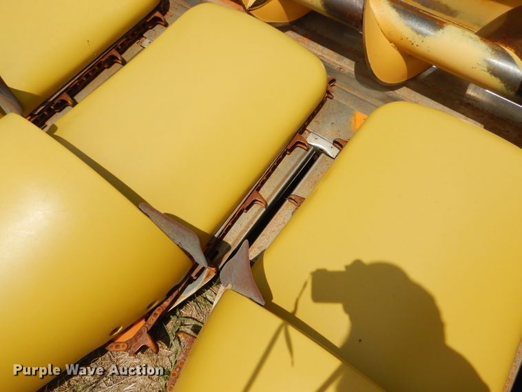 image for item FG9789 2001 Claas 830 corn head