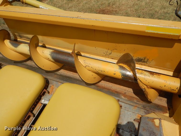 image for item FG9789 2001 Claas 830 corn head