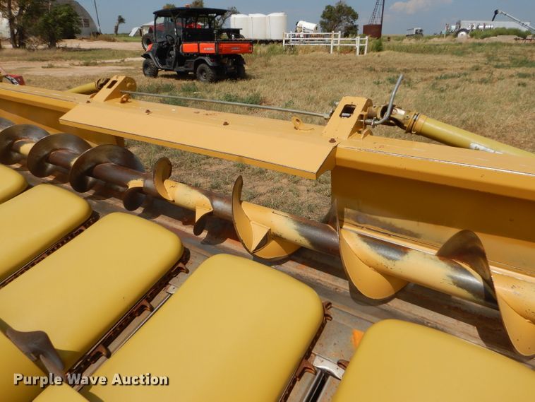 image for item FG9789 2001 Claas 830 corn head