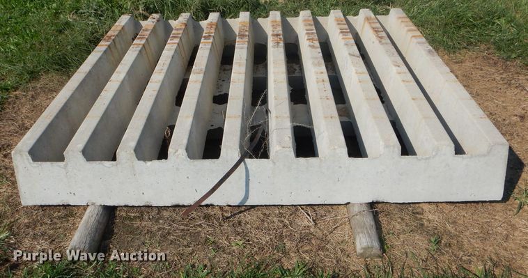 image for item FI9622 Concrete cattle guard