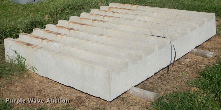 image for item FI9622 Concrete cattle guard