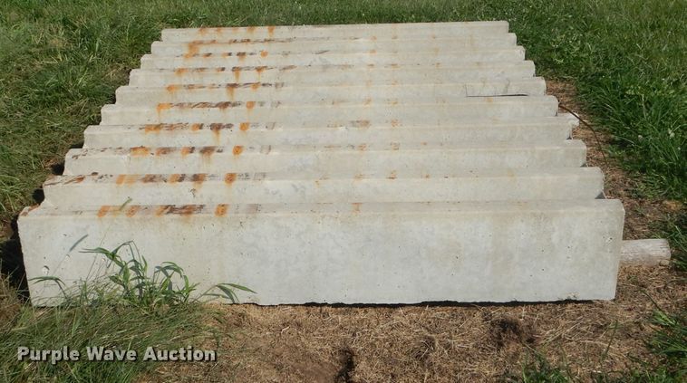 image for item FI9622 Concrete cattle guard