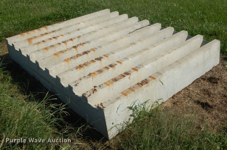 image for item FI9622 Concrete cattle guard