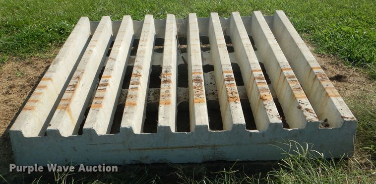 image for item FI9622 Concrete cattle guard