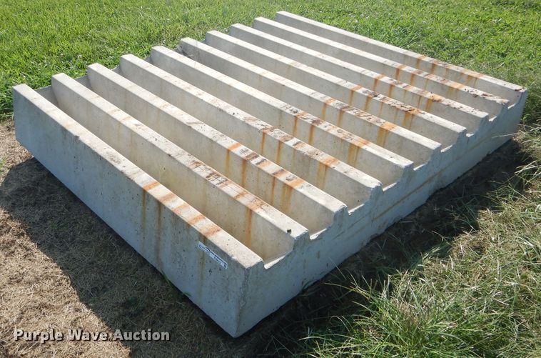 image for item FI9622 Concrete cattle guard