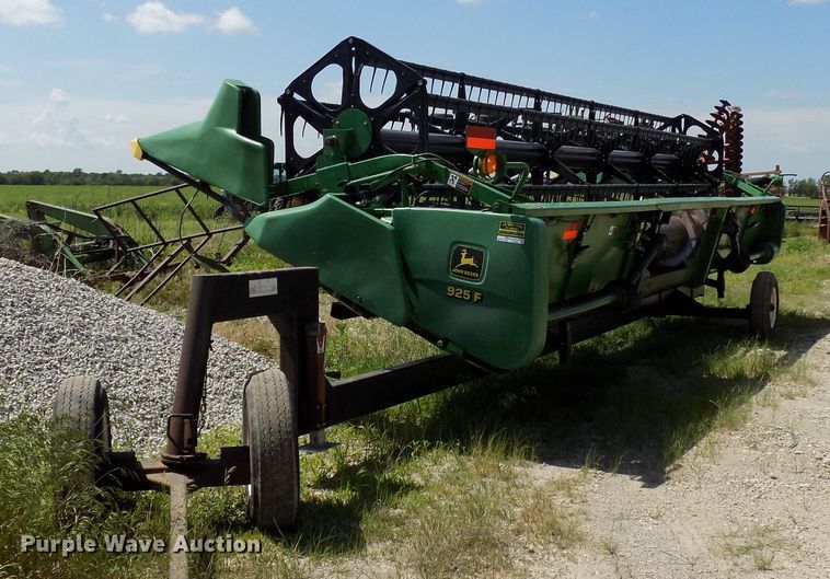 image for item FJ9292 2001 John Deere 925F flex head