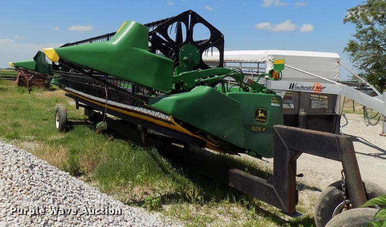 image for item FJ9292 2001 John Deere 925F flex head