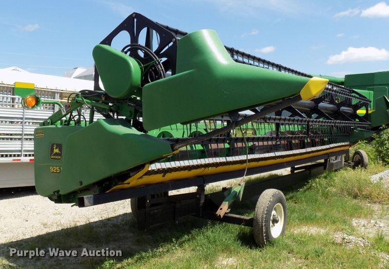 image for item FJ9292 2001 John Deere 925F flex head