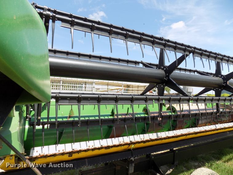 image for item FJ9292 2001 John Deere 925F flex head