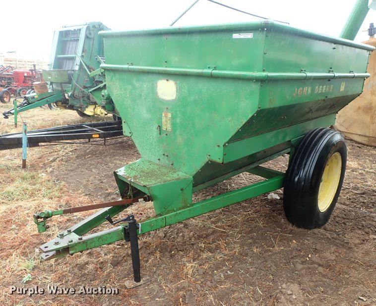 image for item FR9427 John Deere 68 feed wagon