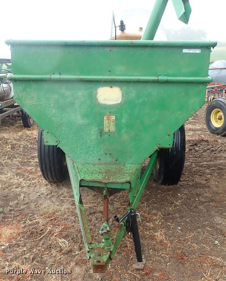 image for item FR9427 John Deere 68 feed wagon