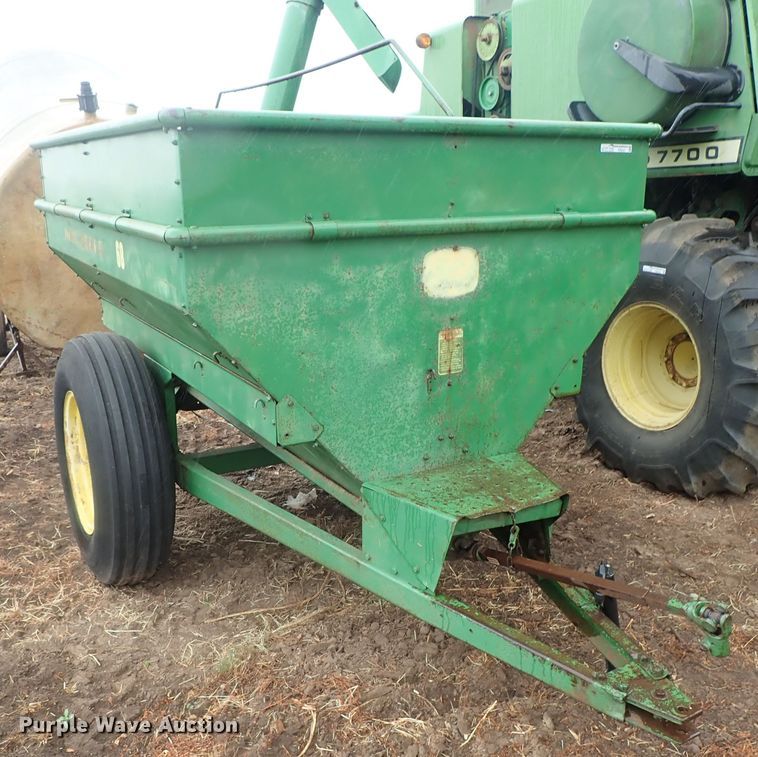 image for item FR9427 John Deere 68 feed wagon