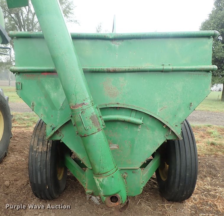 image for item FR9427 John Deere 68 feed wagon