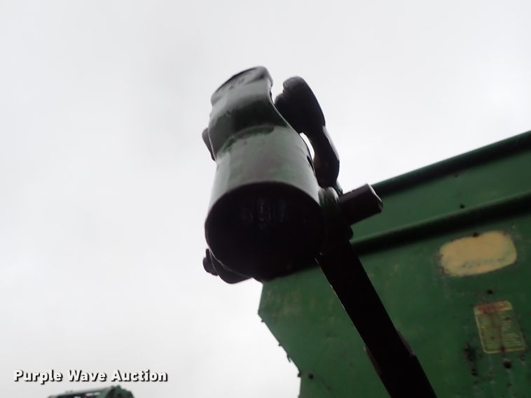 image for item FR9427 John Deere 68 feed wagon