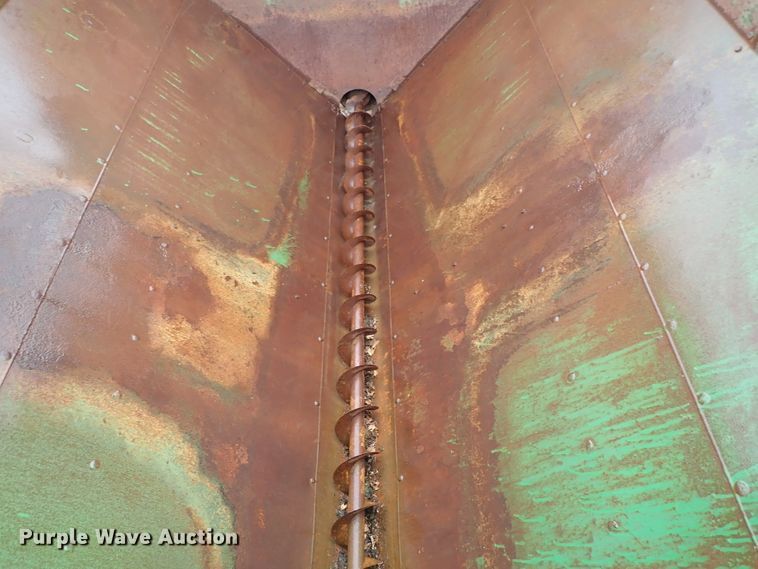 image for item FR9427 John Deere 68 feed wagon