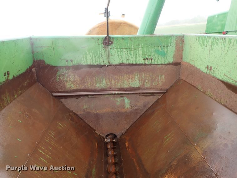 image for item FR9427 John Deere 68 feed wagon