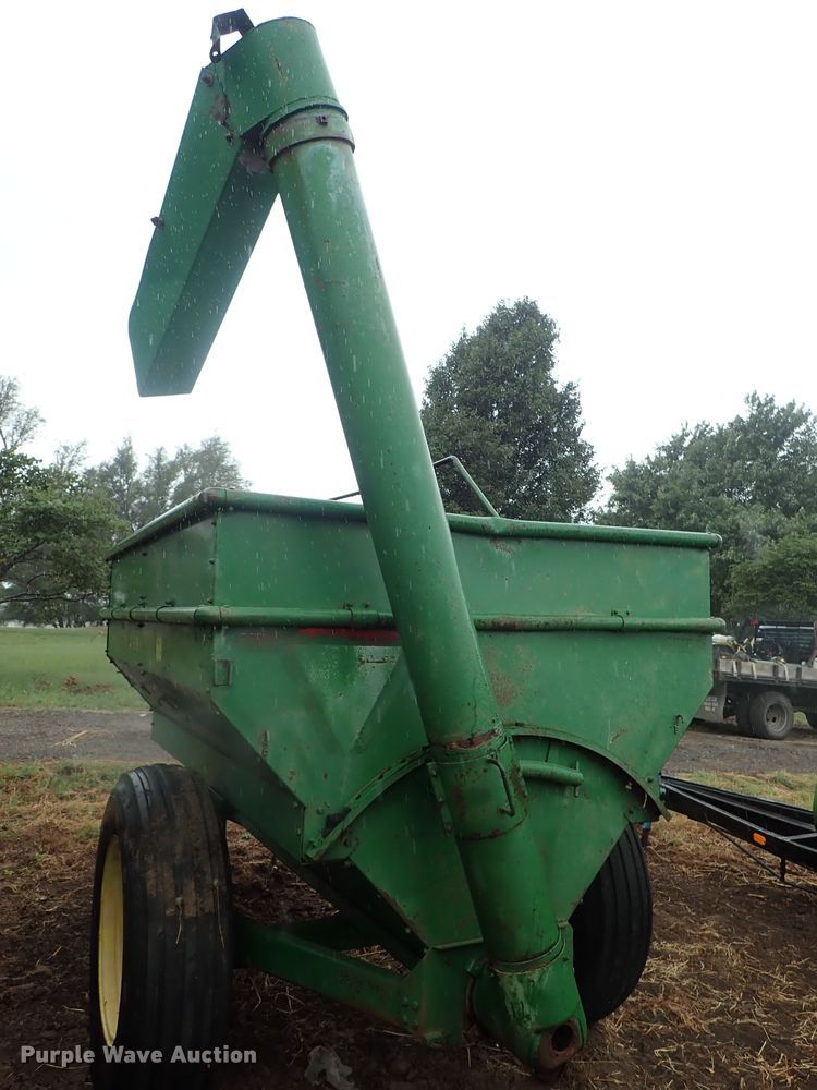 image for item FR9427 John Deere 68 feed wagon