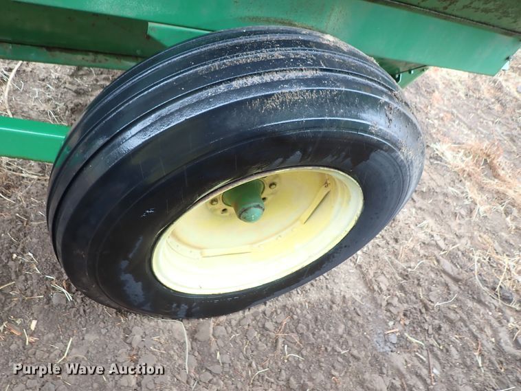 image for item FR9427 John Deere 68 feed wagon