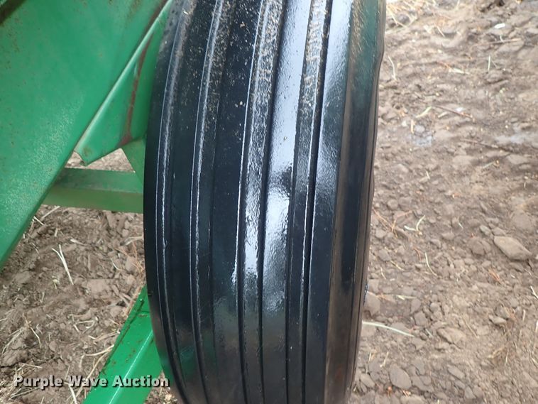 image for item FR9427 John Deere 68 feed wagon