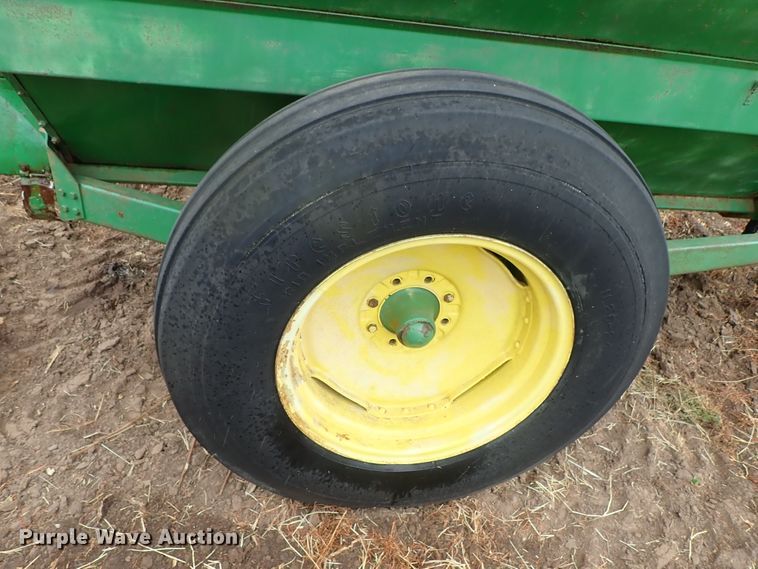 image for item FR9427 John Deere 68 feed wagon