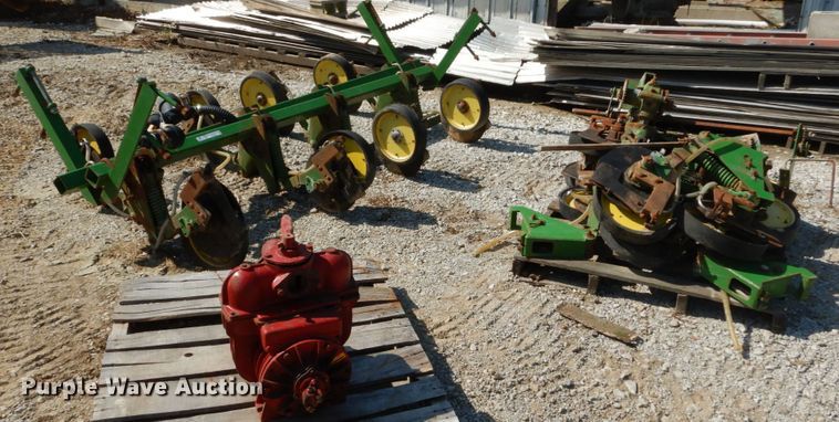 image for item GC9260 John Deere in-furrow liquid fertilizer applicator