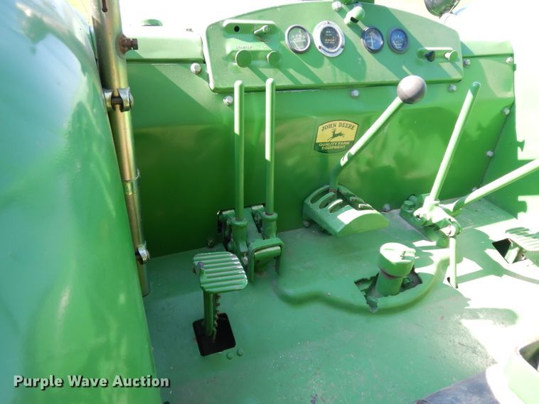 image for item GG9136 1952 John Deere R tractor